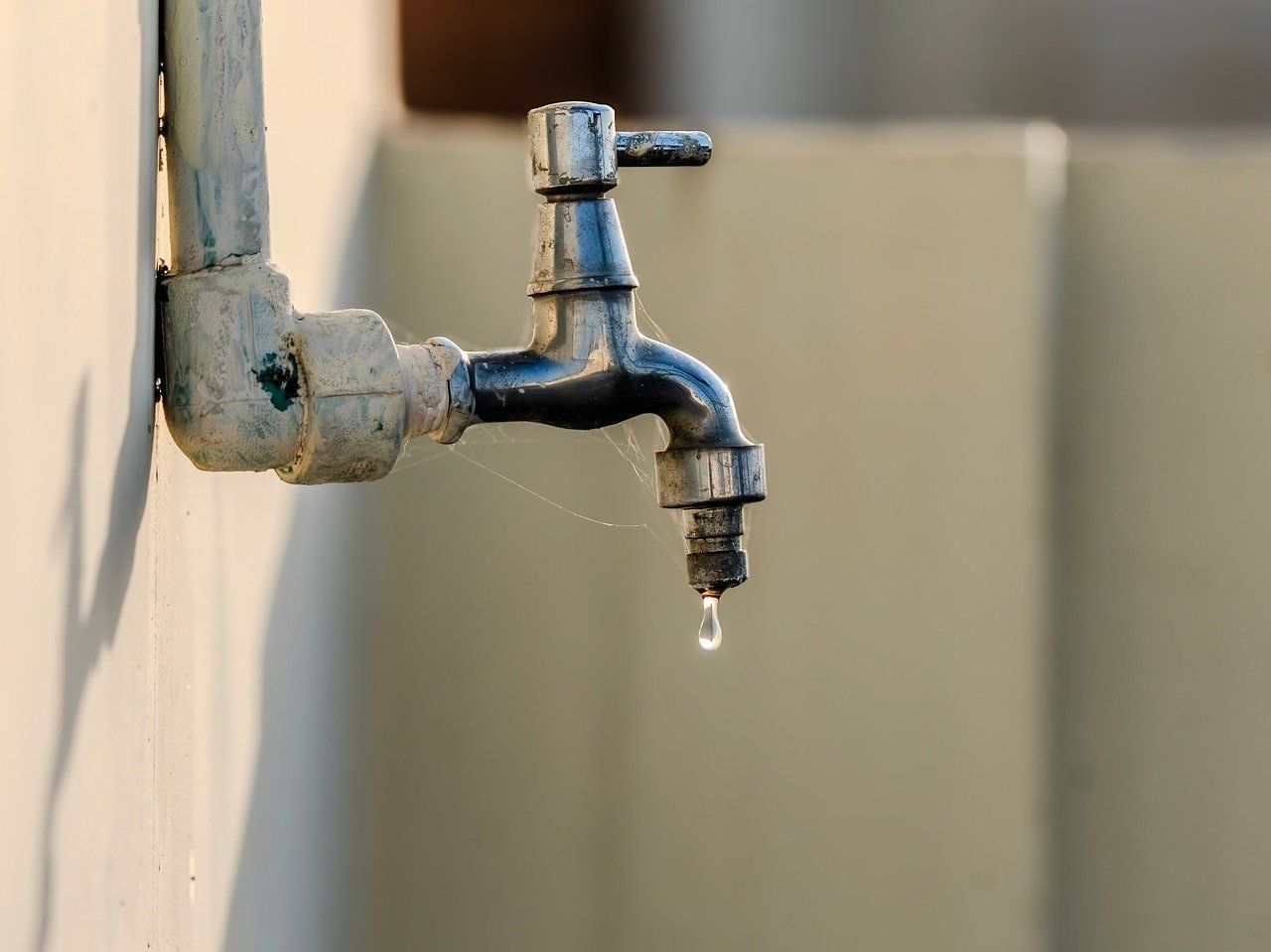 réparation de fuites de chasse d'eau : solutions efficaces pour arrêter les gaspillages d'eau et restaurer le bon fonctionnement de vos toilettes.