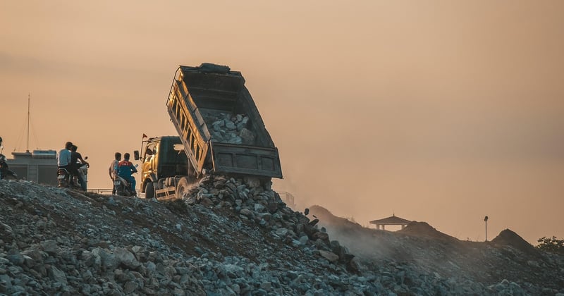 Camion ampliroll : pourquoi c’est l’allié incontournable des pros du transport